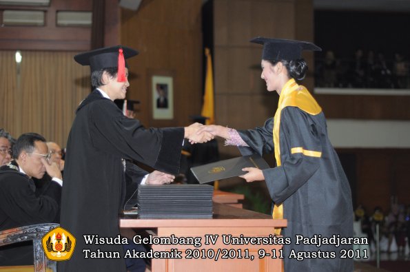 wisuda-fh-oleh-dekan-021