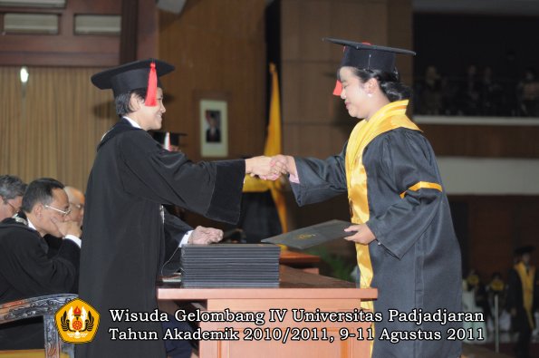 wisuda-fh-oleh-dekan-022