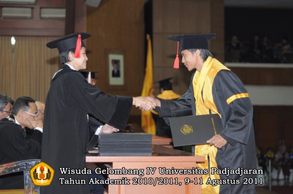 wisuda-fh-oleh-dekan-023