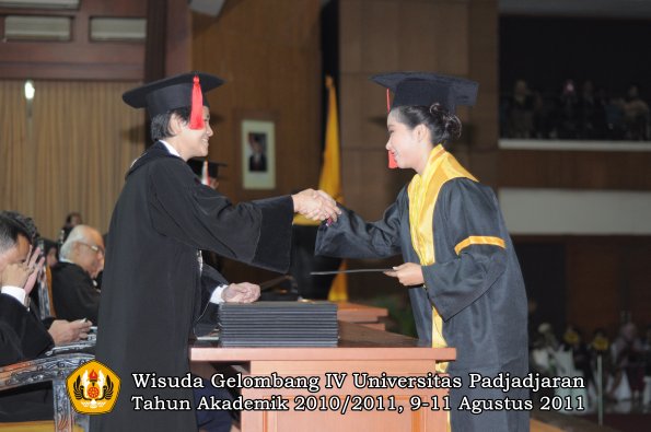 wisuda-fh-oleh-dekan-027