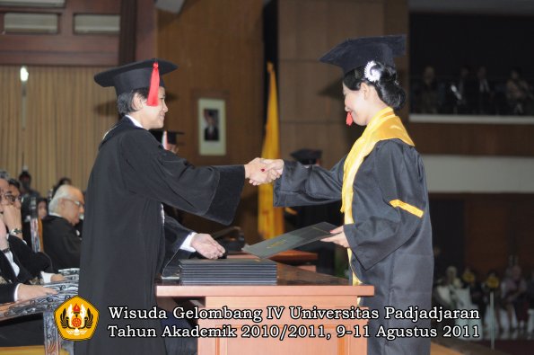 wisuda-fh-oleh-dekan-036