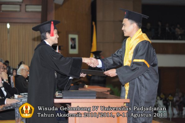 wisuda-fh-oleh-dekan-037