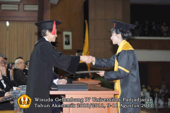 wisuda-fh-oleh-dekan-039