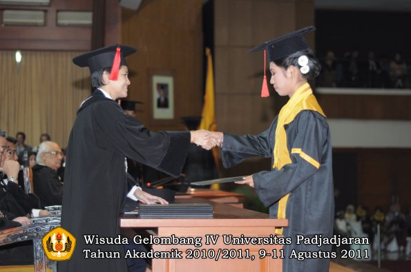 wisuda-fh-oleh-dekan-041