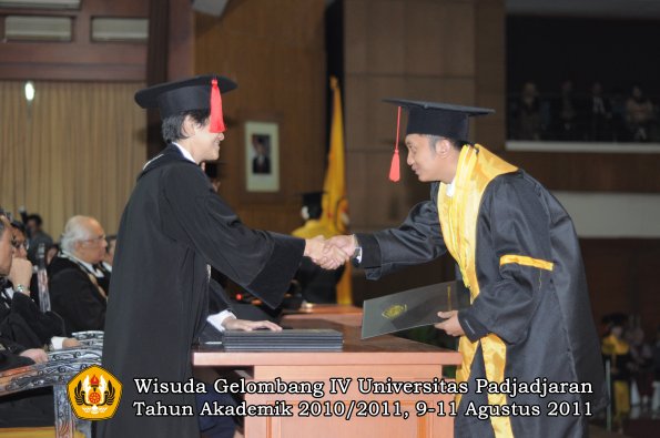 wisuda-fh-oleh-dekan-042