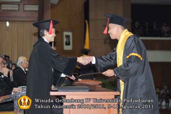 wisuda-fh-oleh-dekan-043