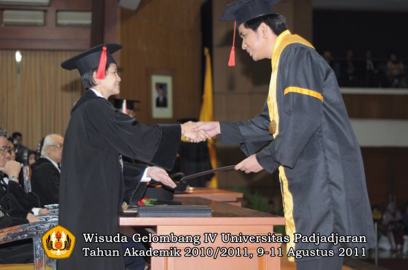 wisuda-fh-oleh-dekan-044