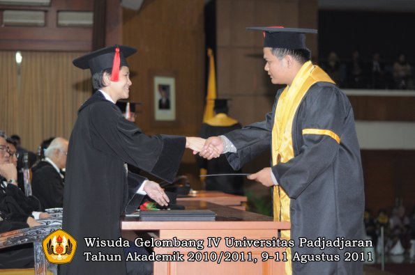 wisuda-fh-oleh-dekan-045