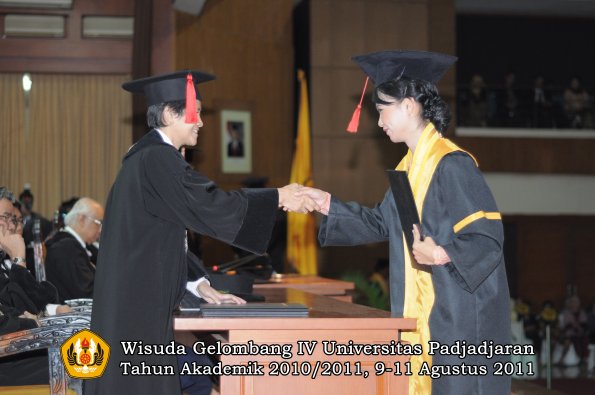 wisuda-fh-oleh-dekan-046