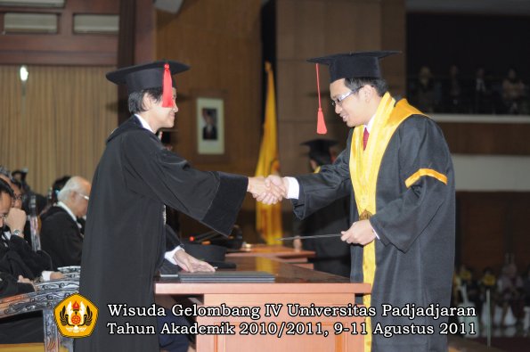 wisuda-fh-oleh-dekan-047