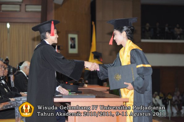 wisuda-fh-oleh-dekan-048