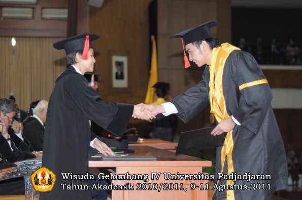 wisuda-fh-oleh-dekan-049