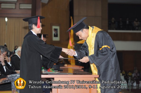 wisuda-fh-oleh-dekan-050