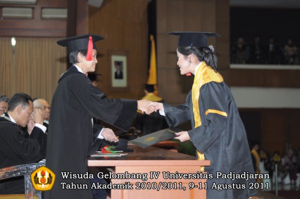 wisuda-fh-oleh-dekan-051