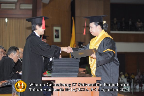 wisuda-fh-oleh-dekan-052