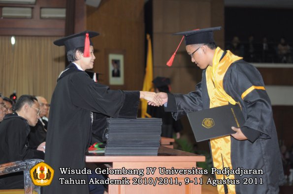 wisuda-fh-oleh-dekan-054