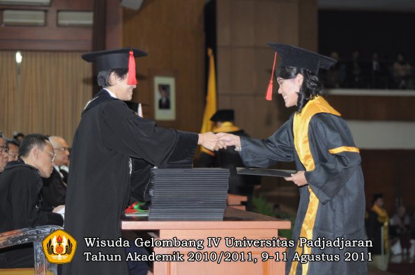 wisuda-fh-oleh-dekan-055