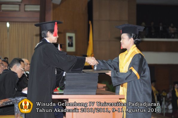 wisuda-fh-oleh-dekan-056