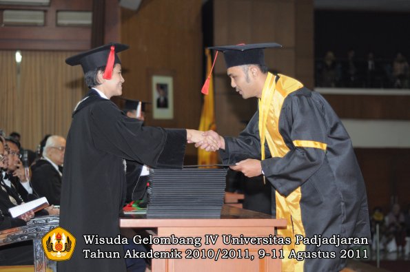 wisuda-fh-oleh-dekan-057