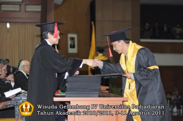 wisuda-fh-oleh-dekan-058