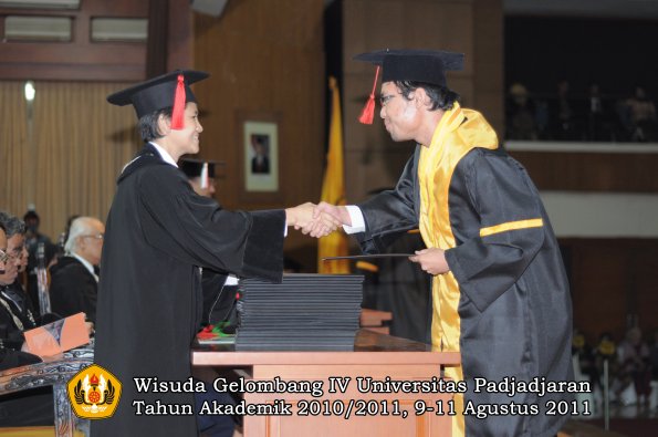 wisuda-fh-oleh-dekan-059