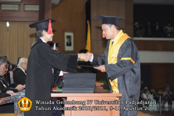 wisuda-fh-oleh-dekan-060