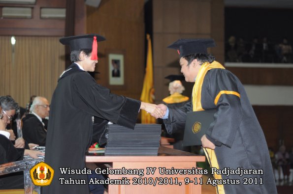 wisuda-fh-oleh-dekan-062