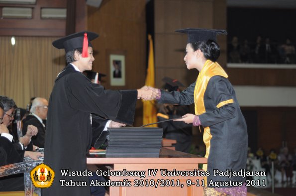 wisuda-fh-oleh-dekan-065