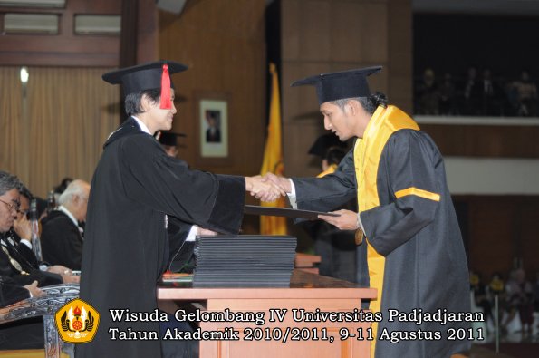 wisuda-fh-oleh-dekan-067