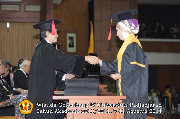 wisuda-fh-oleh-dekan-068