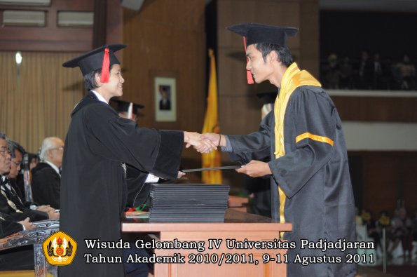 wisuda-fh-oleh-dekan-069