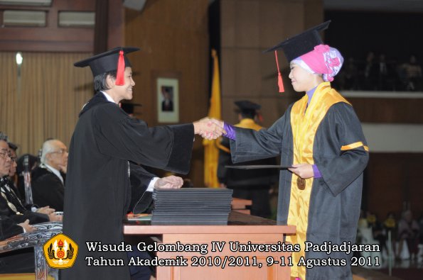 wisuda-fh-oleh-dekan-071