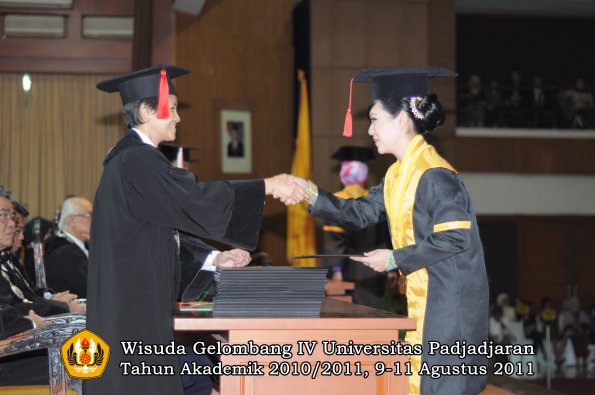 wisuda-fh-oleh-dekan-072