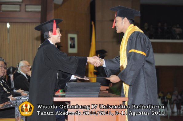 wisuda-fh-oleh-dekan-073