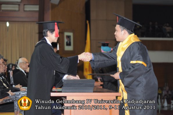 wisuda-fh-oleh-dekan-075