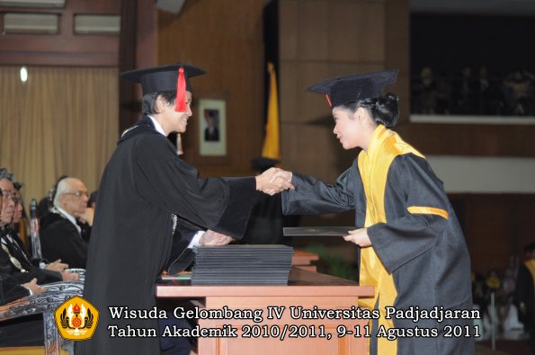 wisuda-fh-oleh-dekan-076