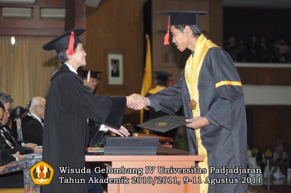 wisuda-fh-oleh-dekan-081