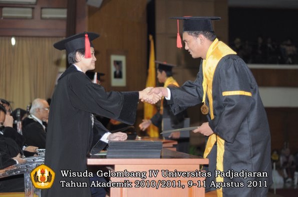 wisuda-fh-oleh-dekan-082