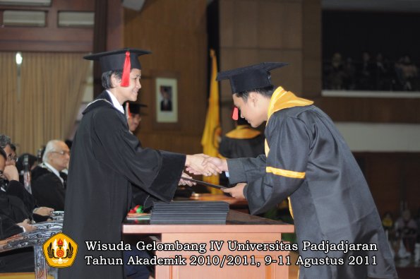 wisuda-fh-oleh-dekan-084