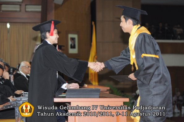 wisuda-fh-oleh-dekan-085