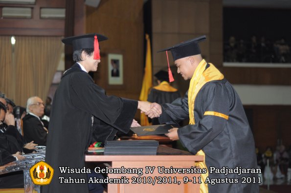 wisuda-fh-oleh-dekan-086