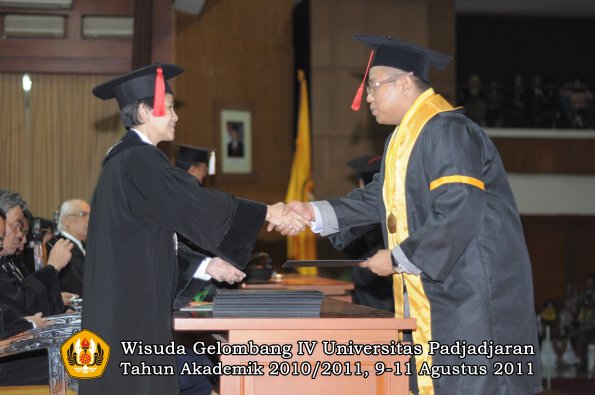 wisuda-fh-oleh-dekan-088