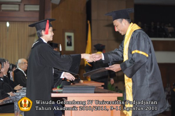 wisuda-fh-oleh-dekan-089