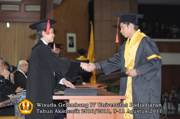 wisuda-fh-oleh-dekan-090