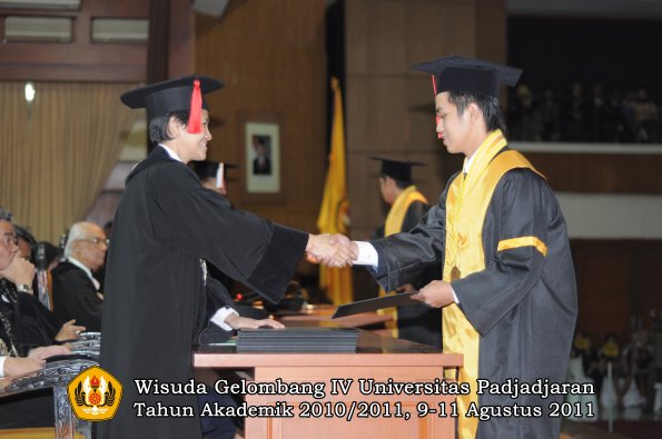 wisuda-fh-oleh-dekan-091