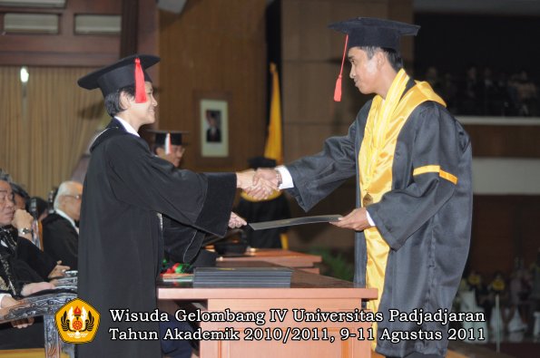 wisuda-fh-oleh-dekan-092