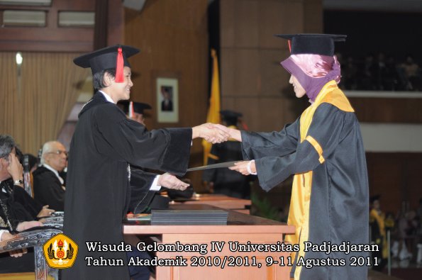 wisuda-fh-oleh-dekan-093