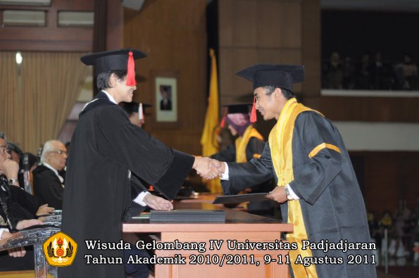 wisuda-fh-oleh-dekan-094