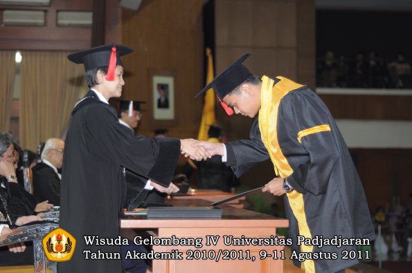 wisuda-fh-oleh-dekan-095