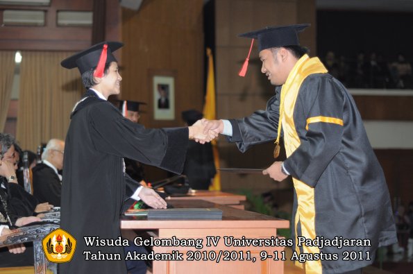 wisuda-fh-oleh-dekan-096